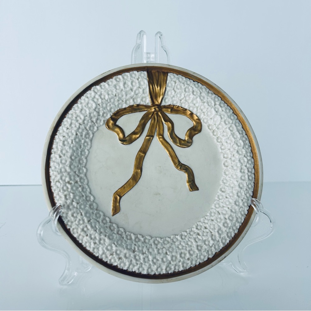 Mottahedeh White With Gold Trim Ribbon Bow Wall Plate 7” Bisque